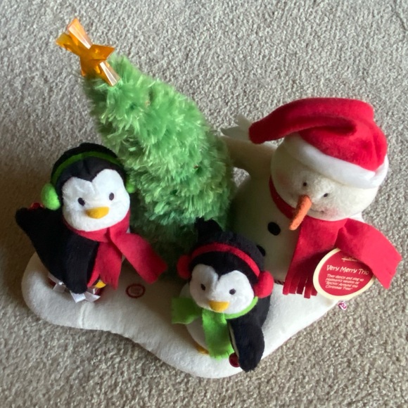 2006 Hallmark Jingle Pals Very Merry Trio Animated Singing Snowman and Penguins - Picture 3 of 8